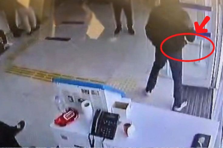 Banka şubesinde satırla gasp girişimi