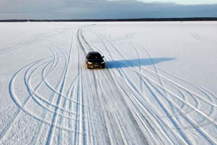 Bu yolda araç içerisinde durmak da emniyet kemeri de takmak yasak