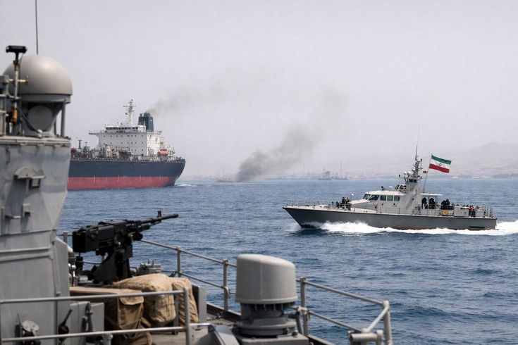 Hürmüz Boğazı’nı geçmeye çalışan 2 gemiye ateş açıldı