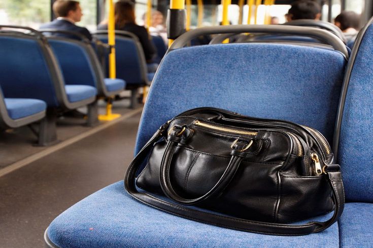 Otobüste unutulan çantadan servet çıktı