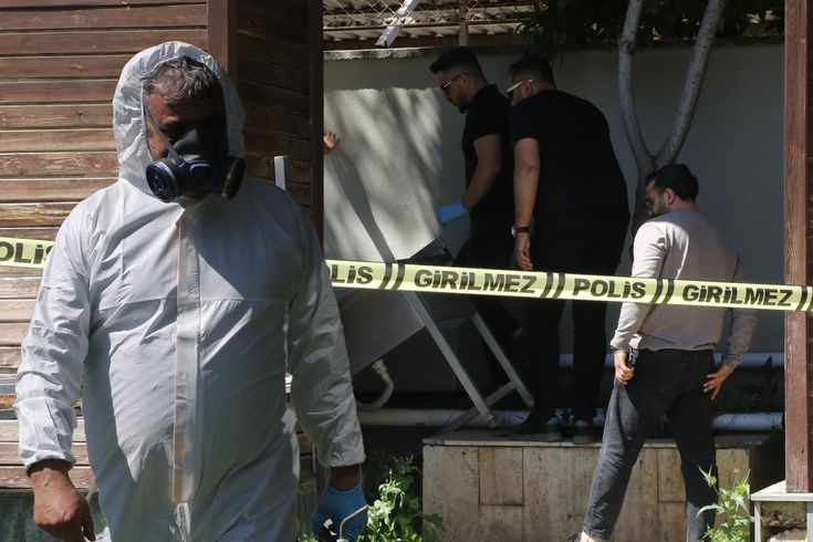 Kötü kokudan şüphelenerek baktıkları reklam panosundan tanınmayacak halde ceset çıktı