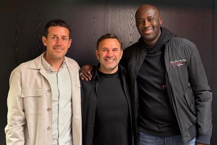 Okan Buruk’un yanındaki ismi tanıdınız mı Galatasaray maçında sürpriz misafir