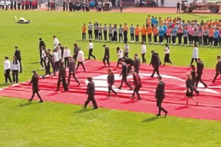 23 Nisan’da yere serilen Türk bayrağı görüntüsü olay oldu Cumhurbaşkanlığı’ndan açıklama var