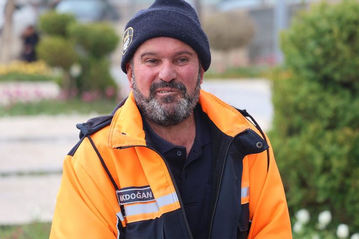 Temizlik işçisinden örnek davranış Altın dolu kutuyu polise teslim etti