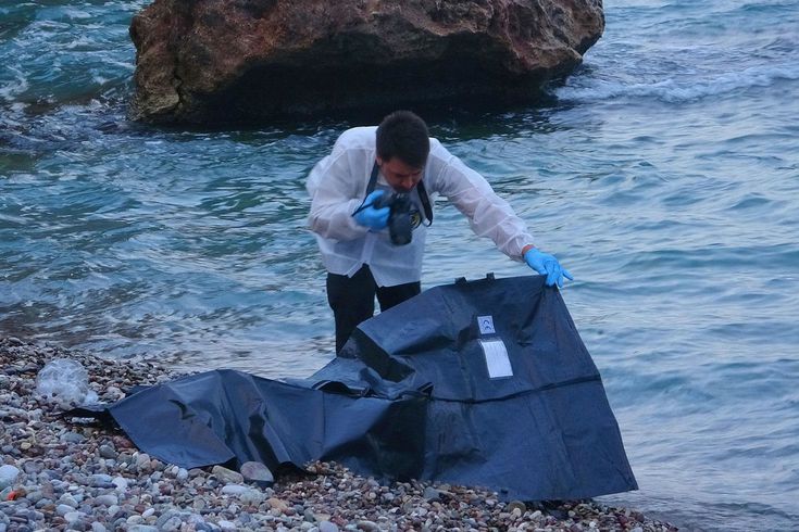 Montuyla ayakkabısını çıkarıp kot ve atletle denize giren genç boğuldu