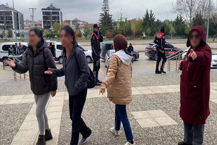 Oğulları iki gence kurşun yağdırdı, aileleri basın mensuplarına çıkıştı: Daha 18 yaşında, çekmeyin
