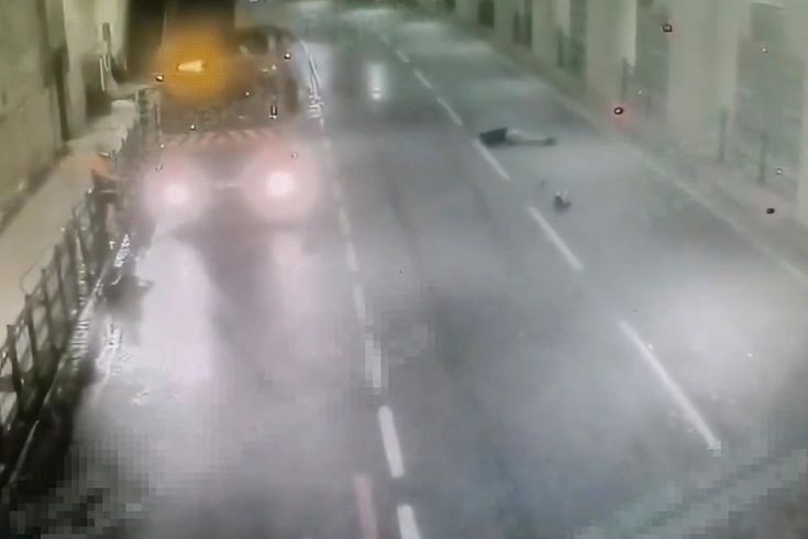 Taksim’de motosikletiyle duvara çarpan Ömer’in hayatını kaybettiği kaza kamerada