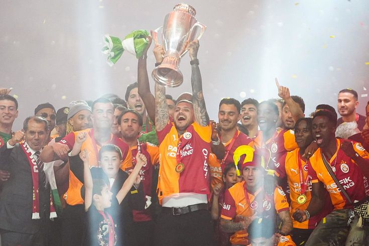Galatasaray 26. şampiyonluğunu kutluyor Sarı-kırmızılılar kupasını kaldırdı