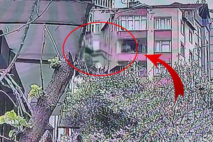 Genç doktor, avukat sevgilisinin terasından aşağı düştü Yaşam savaşı veriyor