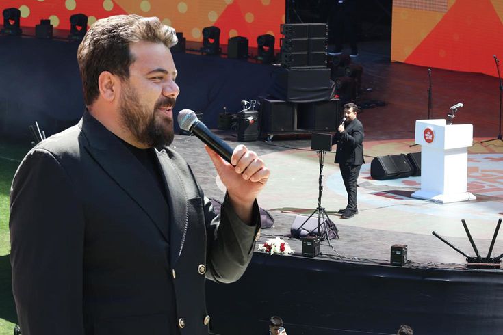AK Parti’nin sahnesine çıkan Eser Yenenler’e her kesimden tepki var