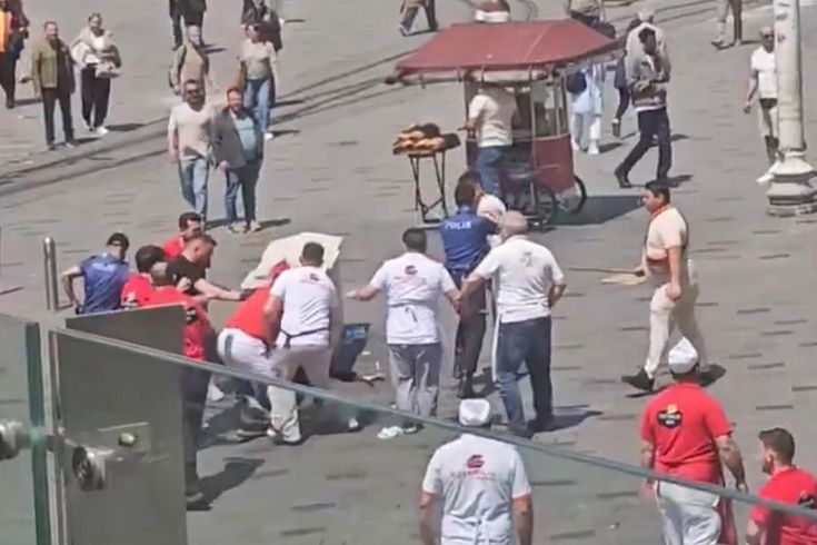 Taksim’de kazmalı kavga: 2 kişi gözaltına alındı