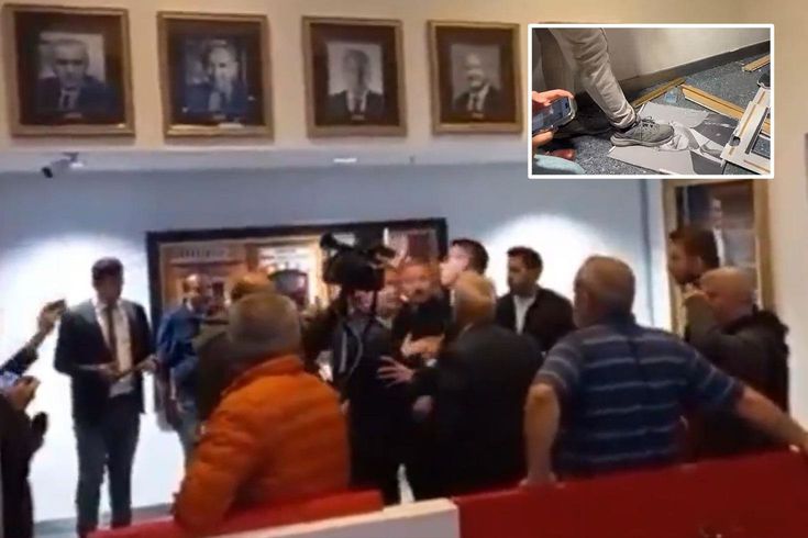 CHP Genel Merkezi’nde arbede: Kılıçdaroğlu’nun fotoğrafı indirildi, ayaklar altına alındı