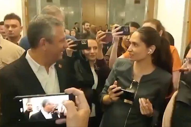 Özgür Özel’den, sözlü saldırıya uğrayan kadın gazeteciye: Kusura bakma, çok üzüldüm