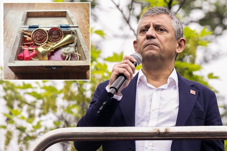 Özgür Özel, genel başkanlık mührünü Süreyya Öneş Derici’ye emanet etti