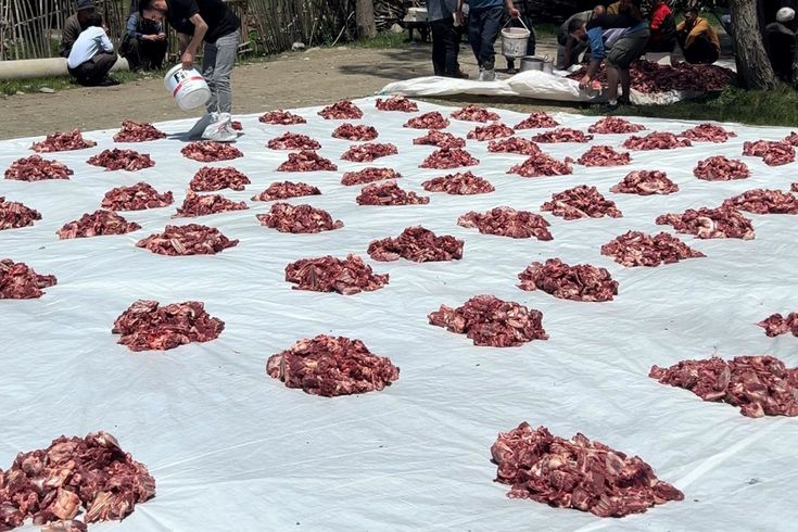 Yüksekova’da 100 yıllık gelenek: 140 kurban kesildi, etler tüm köye eşit dağıtıldı
