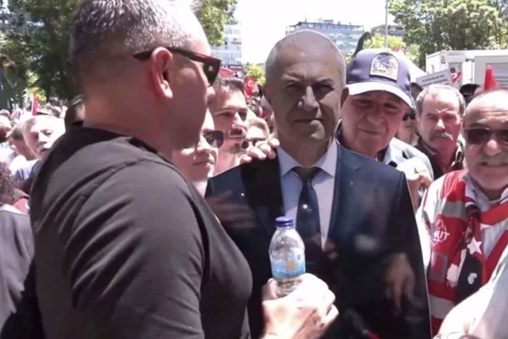 Özgür Özel’in mitingine katılamayan CHP’li belediye başkanı, kendi maketini yolladı