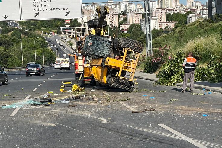 Küçükçekmece’de çekiciyle taşıdığı iş makinesinin altında kalan sürücü öldü