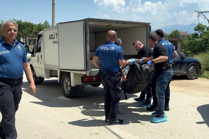 Eşini çocuğunun yanında defalarca bıçaklayarak öldürdü