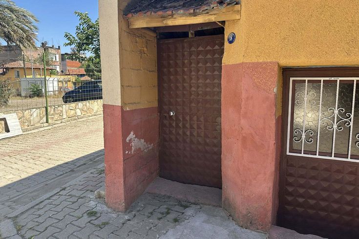 İzmir’de evin kapısına asılan poşette yeni doğmuş bebek bulundu