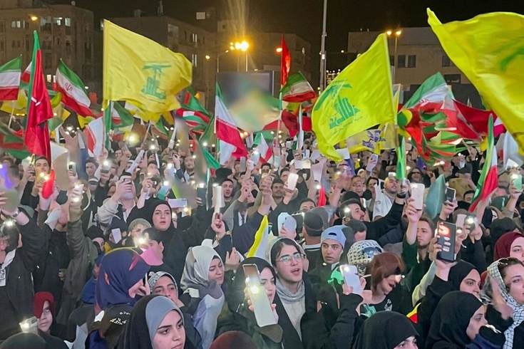 İsrail’e yönelik başlatılan saldırının ardından Tahran’da halk meydanlara döküldü