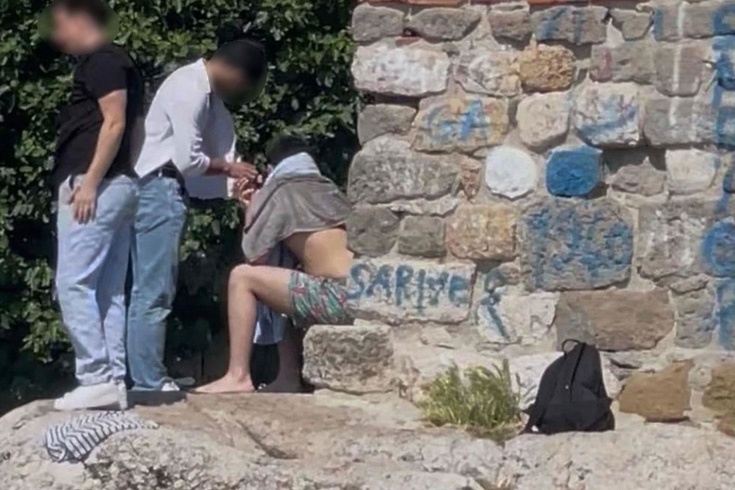 Tarihi yapıları sprey boyayla boyadılar