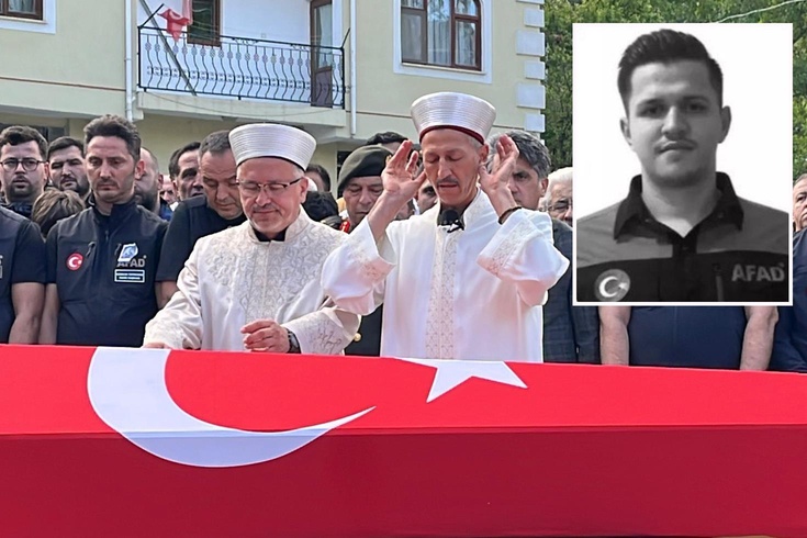 Görevi başında şehit olan AFAD personeli Ömer Faruk Özkan’ı son yolculuğuna babası uğurladı