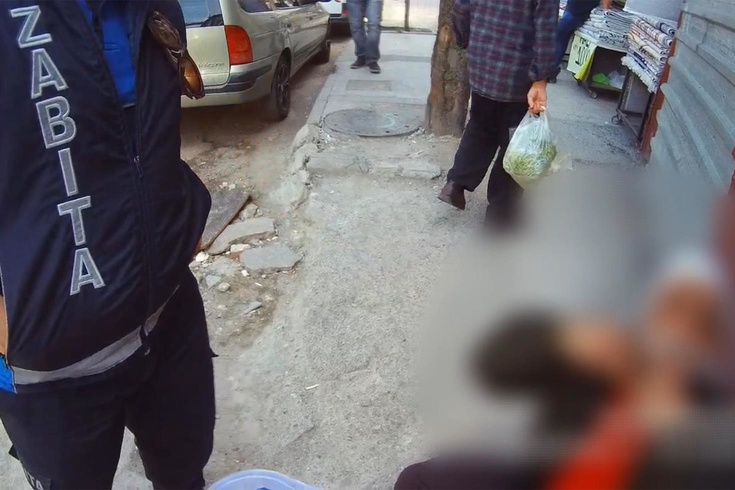 Zonguldak’ta mendilleri elinde alınan satıcıdan akıl almaz oyun: Kendini yerden yere vurdu