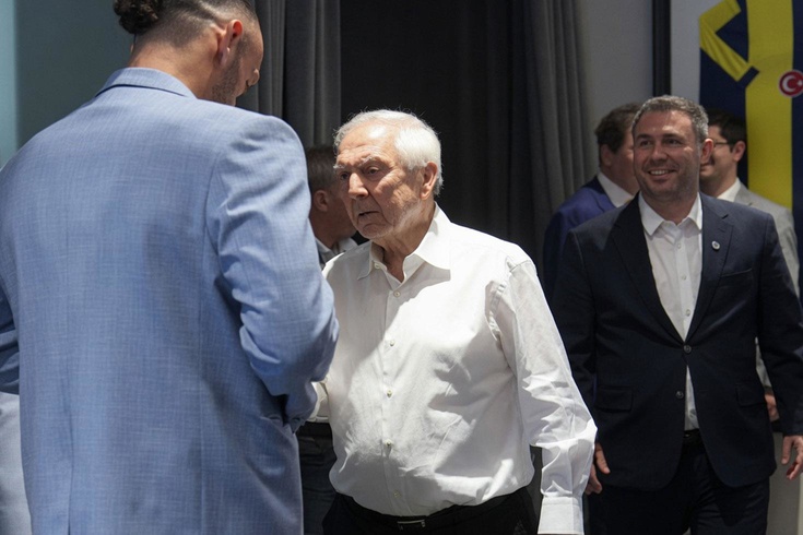 Vedat Muriqi’nin Aziz Yıldırım ile tokalaşmadan önce yaptığına beğeni yağıyor