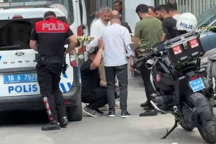 Ayakkabıcılar Çarşısı’nda bir kadını öldürüp canına kıydı