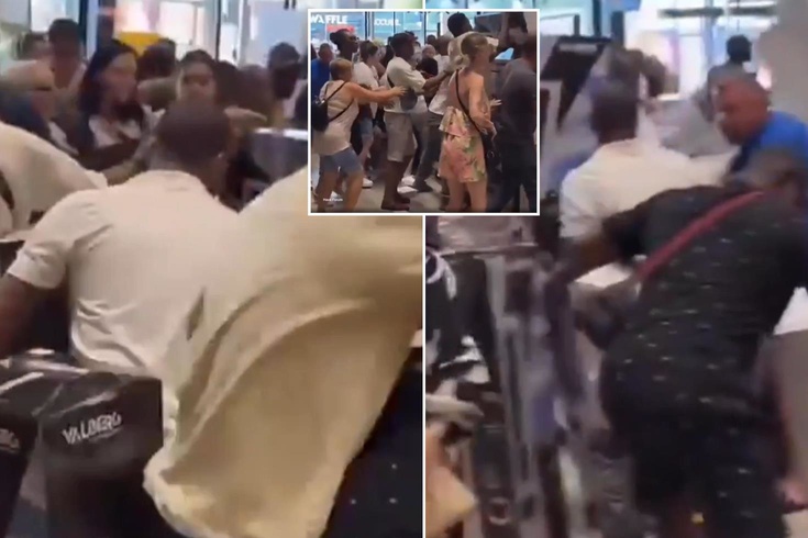 Sıcaktan bunalan halk vantilatör kapmak için mağazada birbirini ezdi