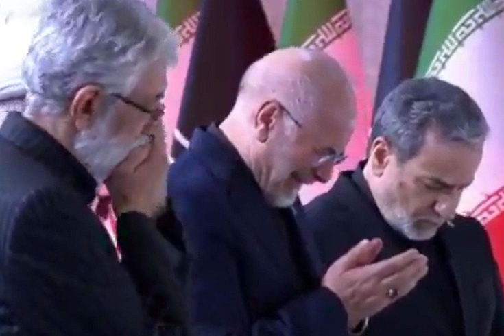 İranlı liderler Hamaney’in tabutu başında gözyaşlarına boğuldu