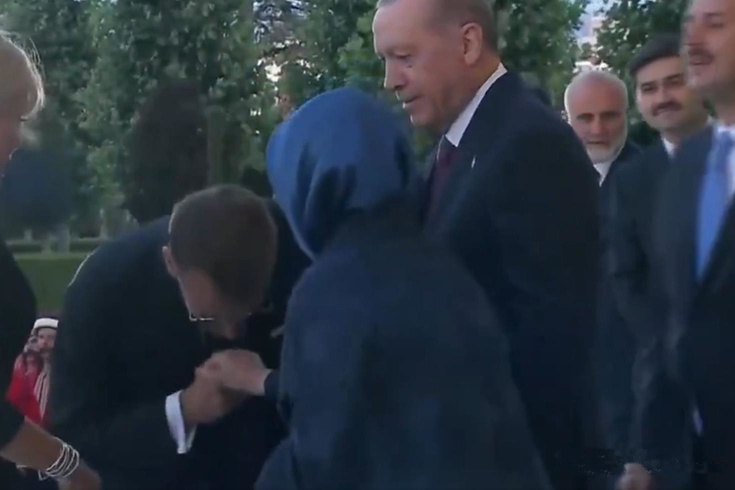 Fransa Cumhurbaşkanı Macron, Emine Erdoğan’ın elini öpmeye çalıştı