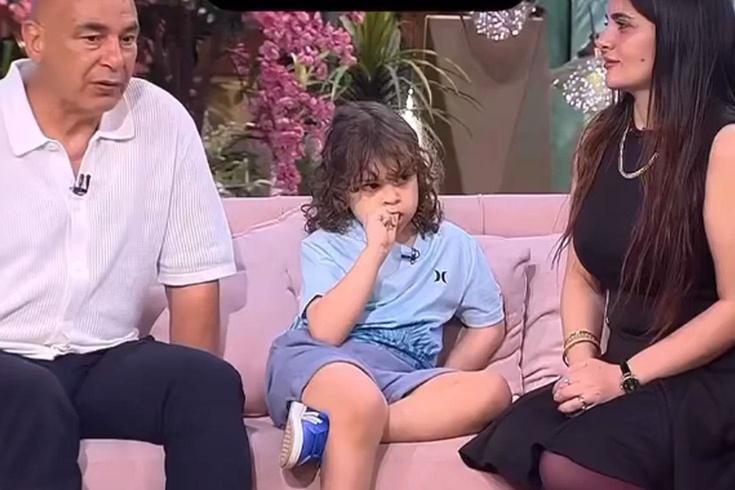 Eşinin kadın sunucuyla göz göze gelmemesi için yaptığı şeye bakın