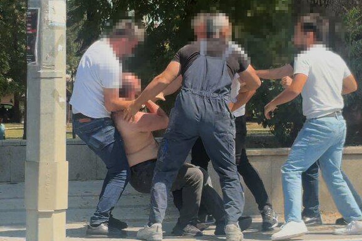 Tartıştıkları kişiyi aralarına alıp dövdüler: Saldırganlar yakalandı