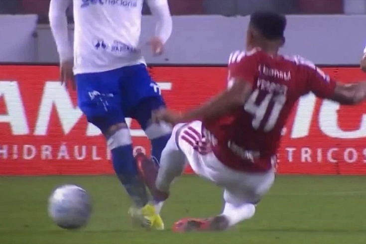 Futbolda bir ilk: Sakatladığı rakibi iyileşene kadar sahaya çıkamayacak