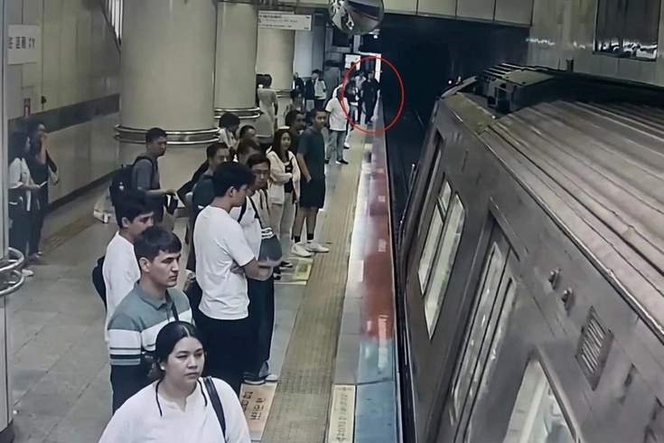 Görme engelli genç metro raylarına düştü: Dehşet anları kamerada