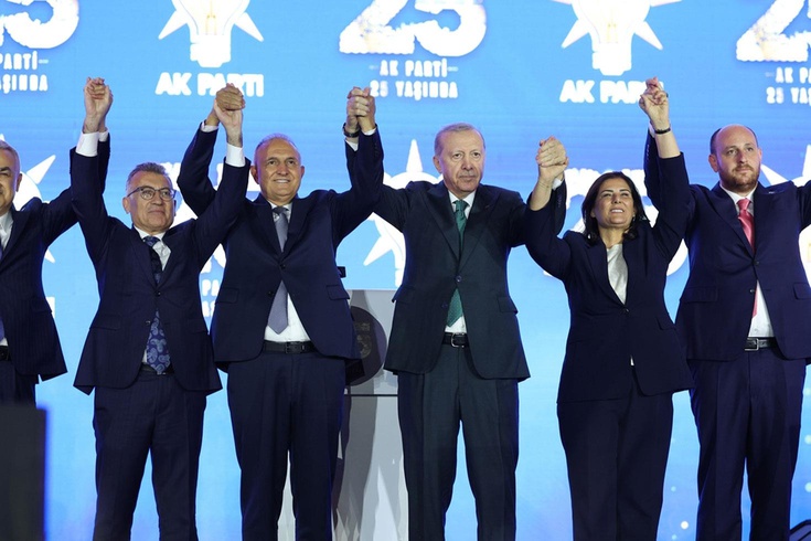 3 milletvekili daha AK Parti’ye katıldı Rozetlerini Cumhurbaşkanı Erdoğan bizzat taktı