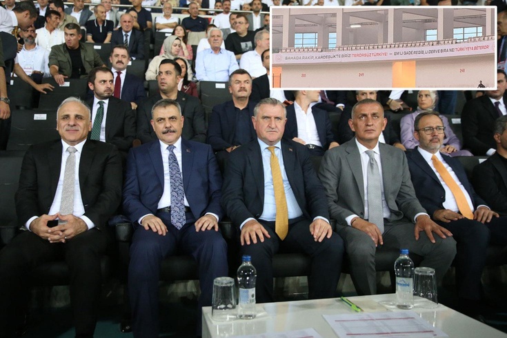 Bakan Çiftçi ve Bakan Bak da tribündeydi Amedspor-Erzurumspor maçında Türkçe ve Kürtçe pankart