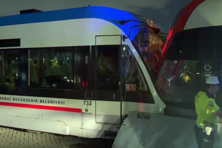 İstanbul’da iki tramvay kafa kafaya çarpıştı: 9 yaralı