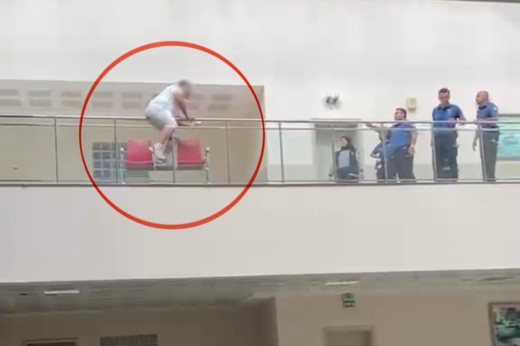Adliyede intihar girişimi son anda engellendi Yürekleri ağza getiren anlar kameraya yansıdı