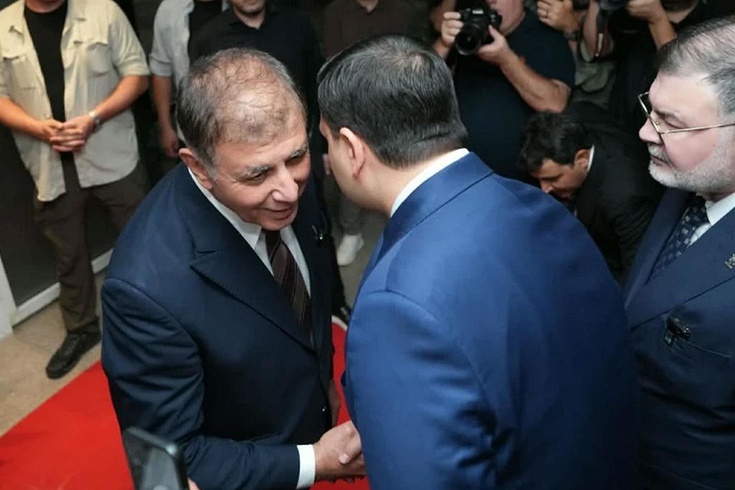 Cemil Tugay, Nâzım Hikmet Sergisi’nin açılışında AK Partili Eyyüp Kadir İnan’ı kapıda karşıladı