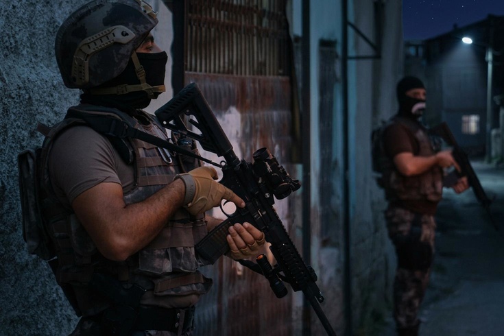 Sultanbeyli’de DEAŞ operasyonunda polise ateş açan şüpheli etkisiz hale getirildi
