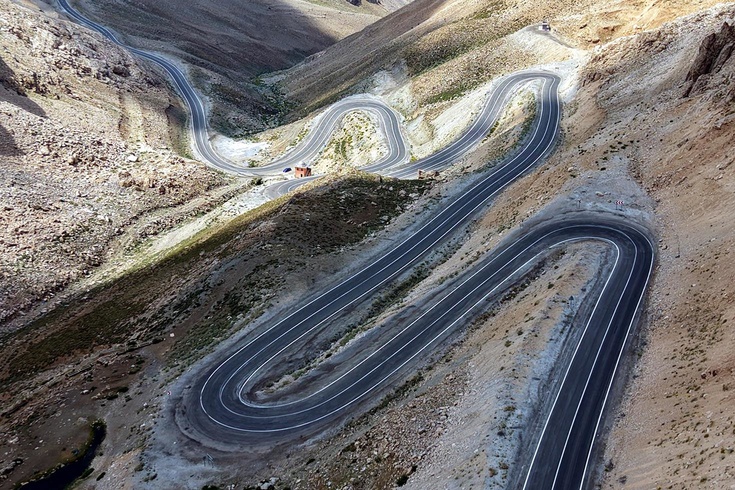 Saatler süren tehlikeli yol tarih oluyor