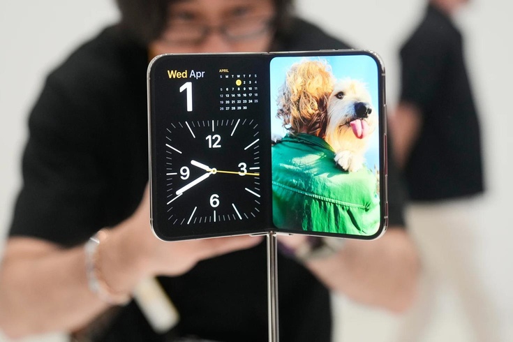İlklerin telefonu ortalığı karıştırdı Teknoloji devleri birbirine girdi