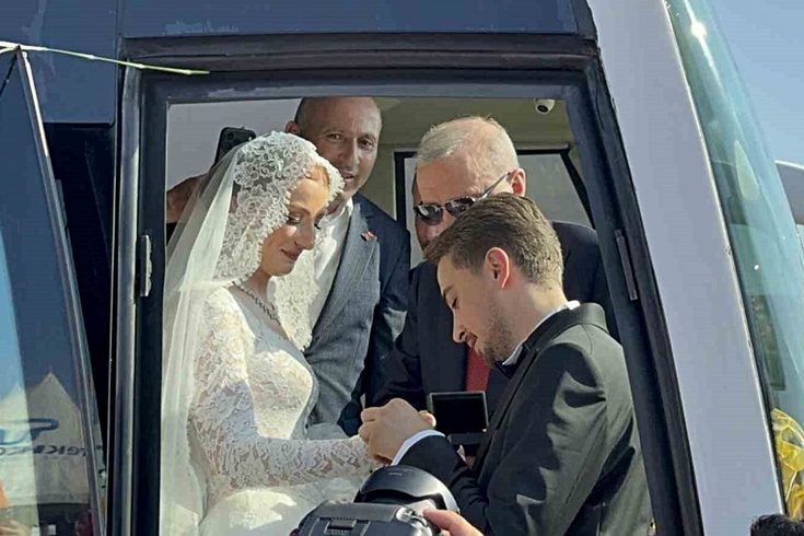 Gelin-damat düğün salonu yerine Tayyip Erdoğan’ı karşılamaya gittiler