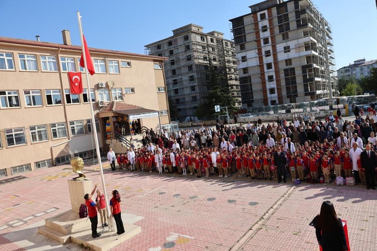 17 milyon öğrenci dersbaşı yaptı Okul kapılarındaki yeni uygulama dikkat çekti