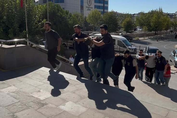 16 yaşındaki kız kardeşine atılan mesaja öfkelenen ağabey kurşun yağdırdı 1 yaralı