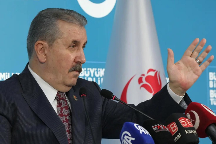Destici’yi küplere bindiren bayrak Genel sekretere dönüp sordu: Bu nedir