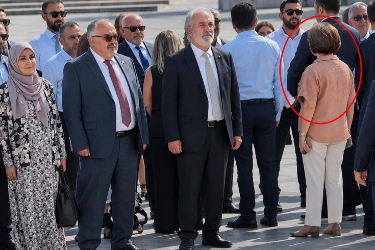 Törene damga vuran an Belediye başkanı protokole sırtını döndü