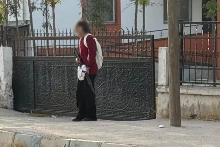 Okula pompalıyla gelen kız öğrencinin fotoğrafı ortaya çıktı